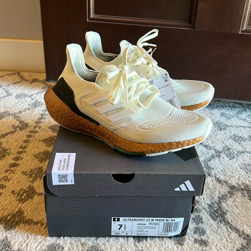 Adidas Women's Ultraboost 22 Sneakers (White Tint/Zero Metallic/Core Black, 7.5)
